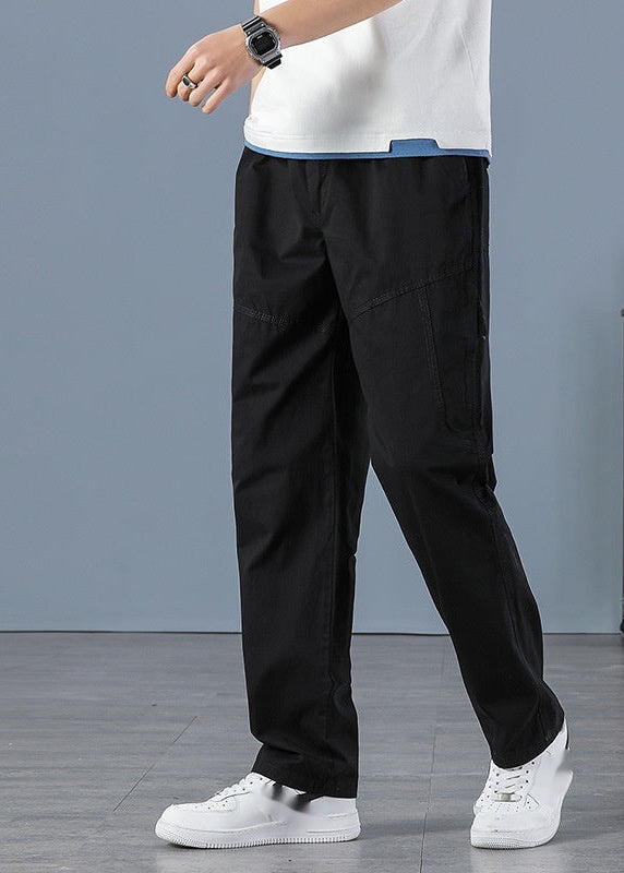 Pantaloni cargo uomo oversize neri con tasche multiple laterali e coulisse in vita, perfetti per look streetwear casual.