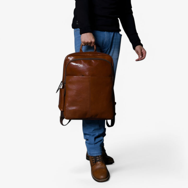 Schienale ergonomico zaino marrone uomo, spallacci regolabili per massimo comfort.