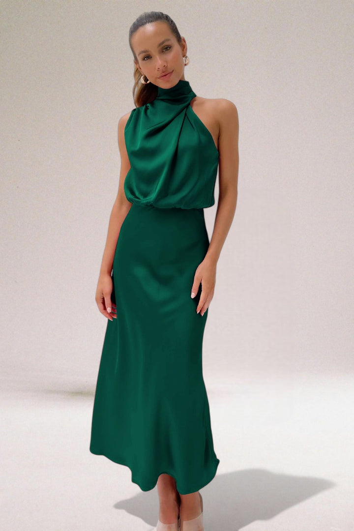 Abito lungo elegante da donna, satinato, con scollo halter e gonna fluida per look sofisticati.