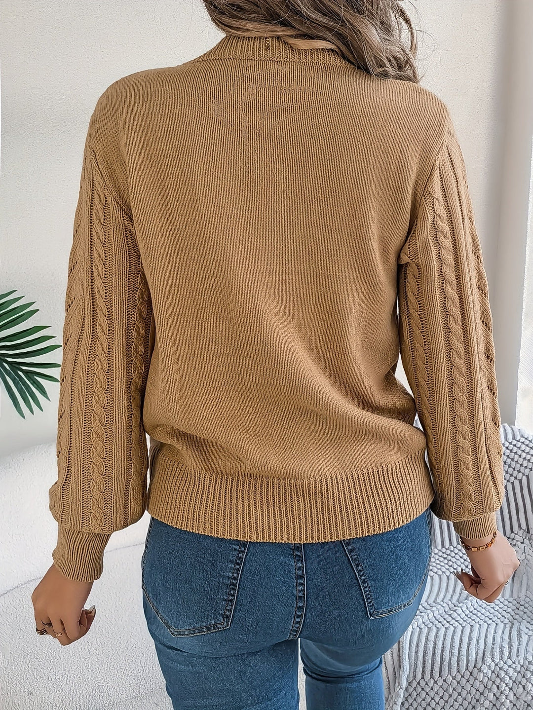 Maglia donna a trecce con girocollo e maniche lunghe. Stile moda e comfort.