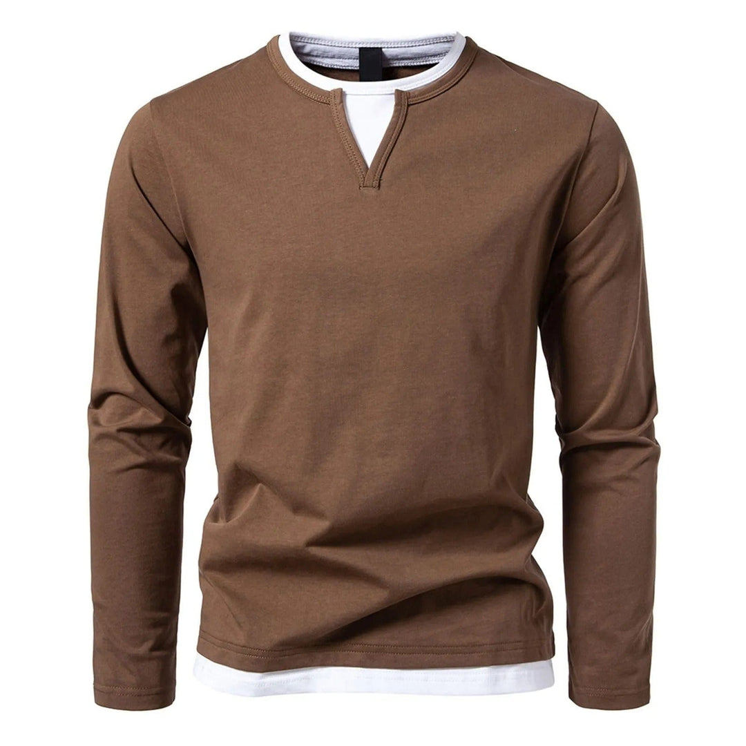 Polo uomo elegante a maniche lunghe verde, con design a strati, per un look maschile raffinato e moderno.