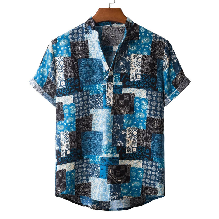 Camicia uomo a maniche corte per l'estate, stampa foglie di bambù, taglio slim, look casual-chic.