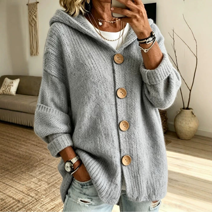 Cardigan donna con bottoni frontali, cappuccio e maniche lunghe, ideale per uno stile rilassato.