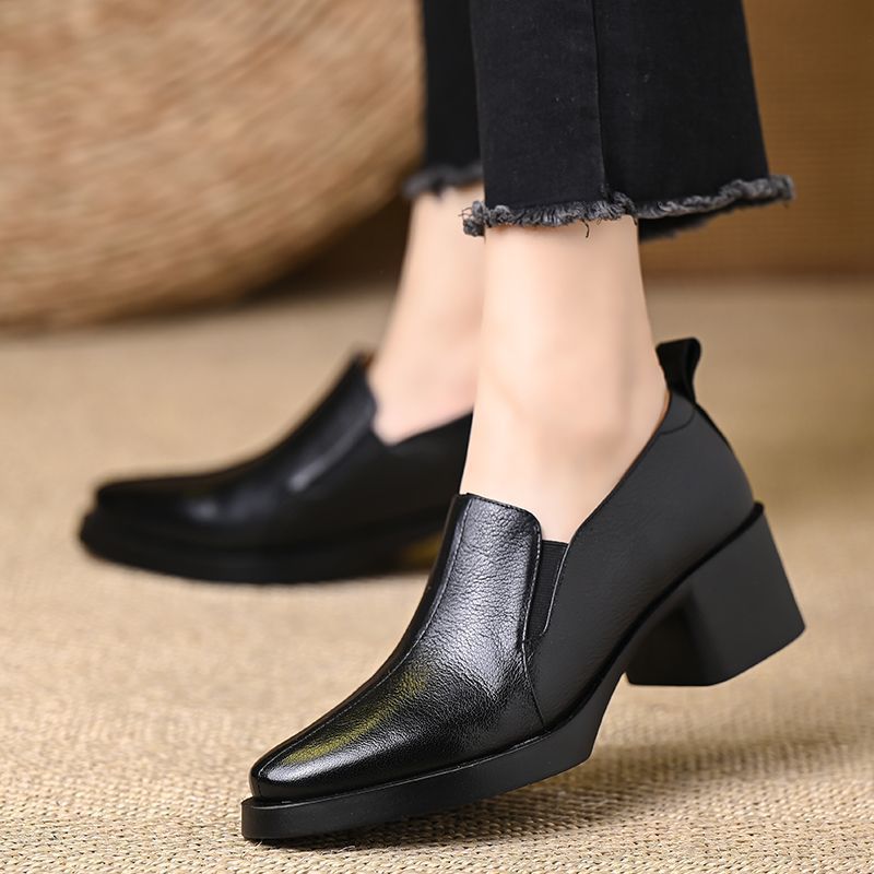 Scarpe décolleté femminili con tacco grosso per comfort e punta quadrata per uno stile sofisticato e moderno.