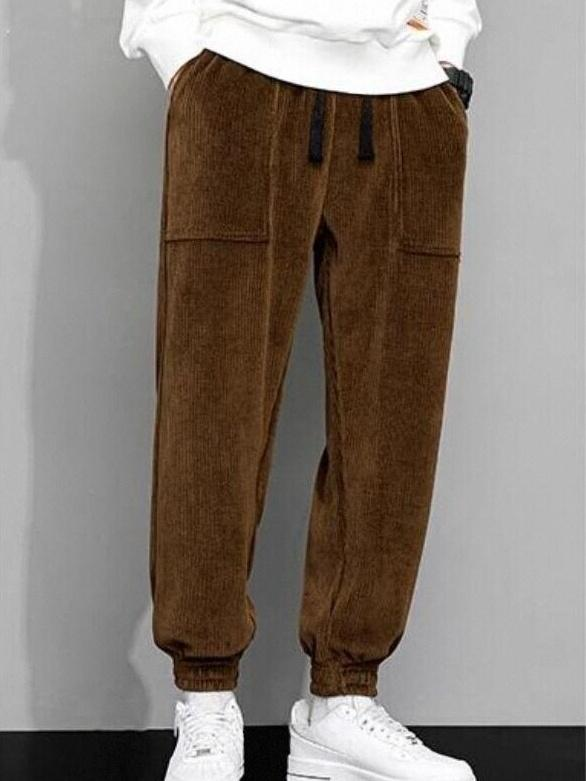 Dettaglio: trama a coste dei pantaloni uomo slim fit, gamba dritta, per un tocco di classe.