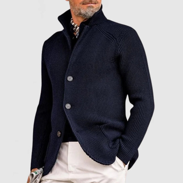 Cardigan uomo autunnale, collo alto e bottoni. Perfetto per abbigliamento maschile casual ed elegante.
