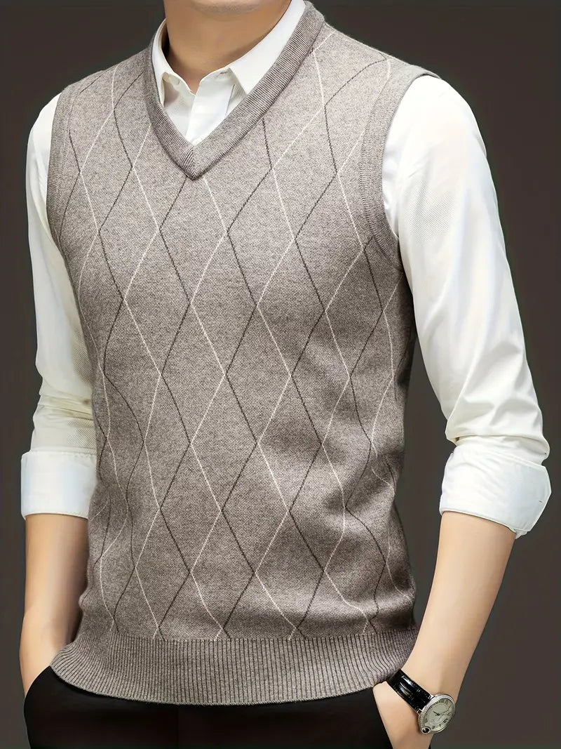 Outfit ufficio: gilet uomo elegante slim fit scollo a V, senza maniche, per un look professionale e curato.