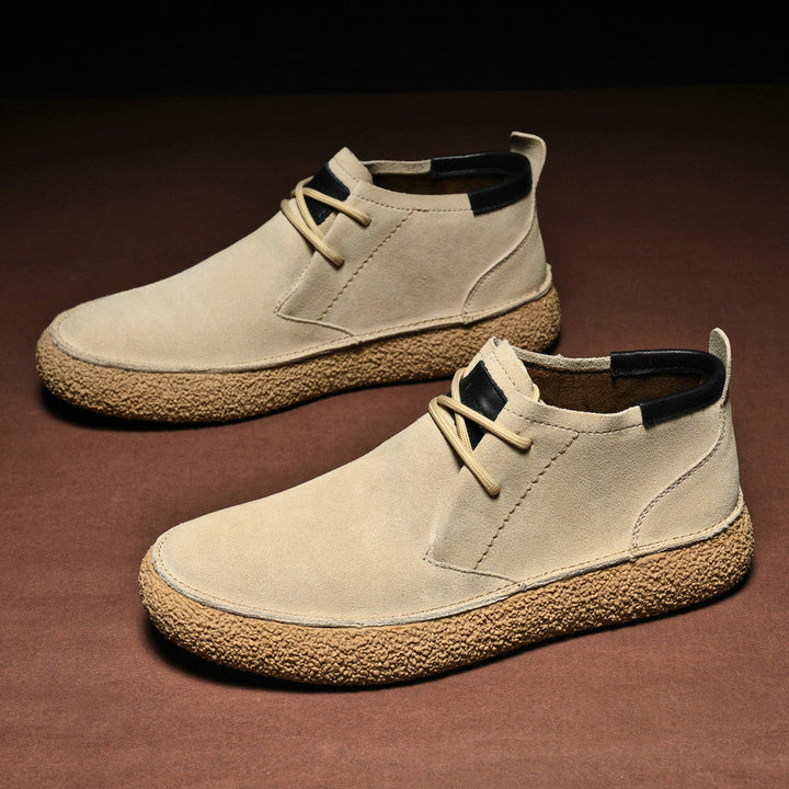Scarpe uomo casual grigie a metà caviglia. Sneakers con lacci, offrono comfort e stile versatile per la moda uomo.