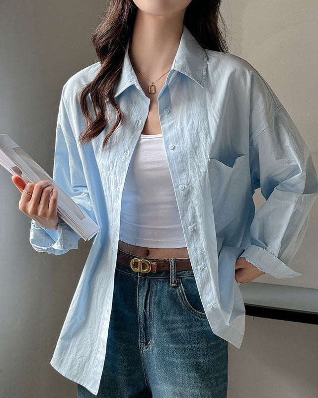 Classica camicia bianca da donna, ampia e tinta unita, vestibilità relaxed per un comfort ottimale.