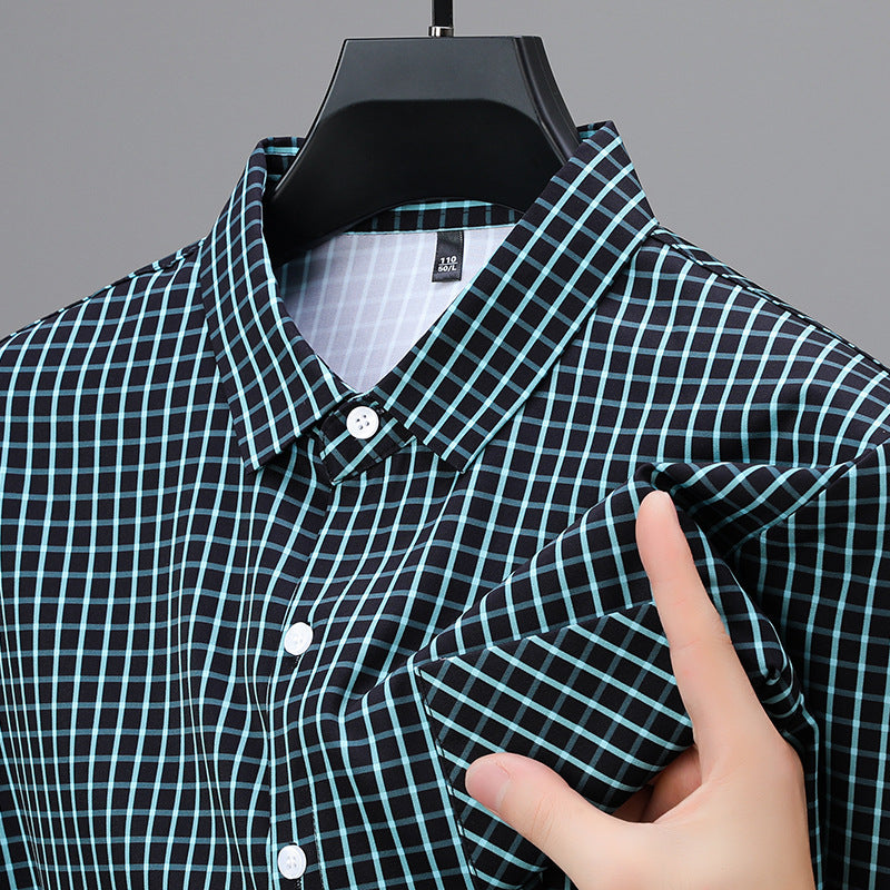 Modello camicia uomo a quadri, maniche lunghe, vestibilità comoda, per un outfit maschile primaverile.