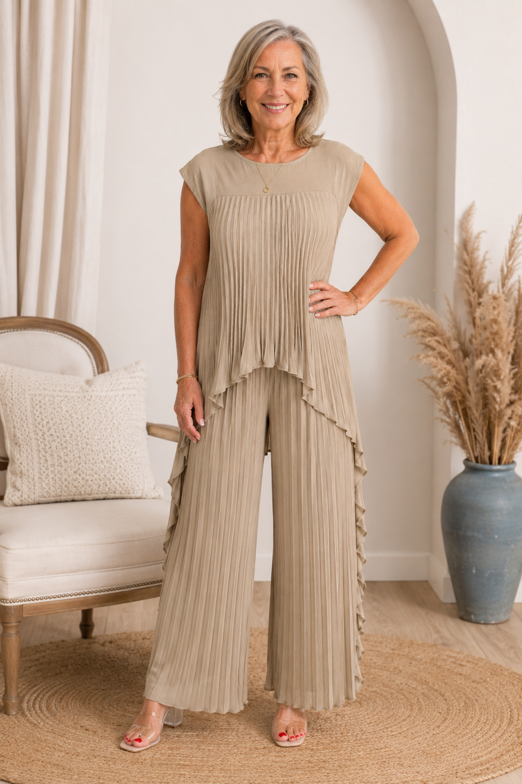 Set donna plissettato elegante con top asimmetrico e pantaloni ampi. Abbigliamento versatile per ogni occasione.