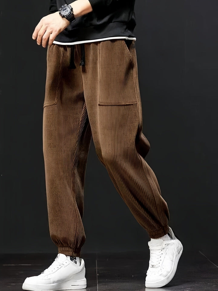 Pantaloni uomo casual a coste, slim fit, gamba dritta. Il capo antipiega per outfit sempre curati.