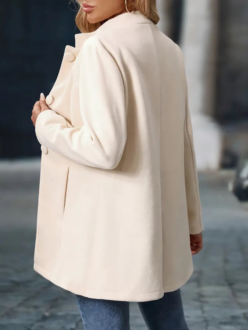 Cappotto donna grigio con collo alto, bottoni. Abbigliamento invernale chic, moda donna.