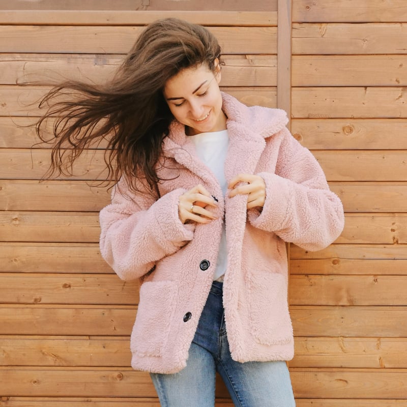 Cappotto invernale donna elegante, caldo e confortevole, lunghezza media per uno stile impeccabile.