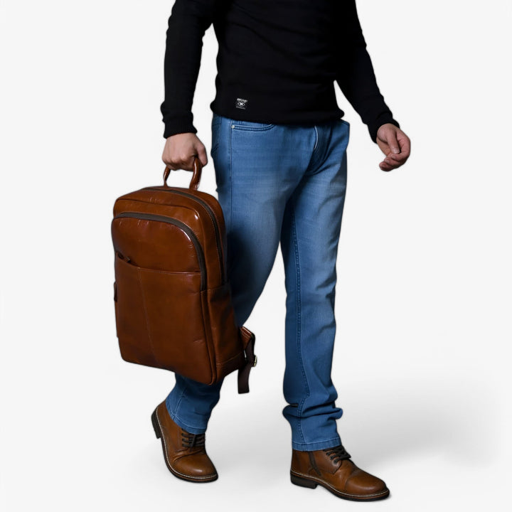 Elegante zaino uomo marrone, design minimalista e pratico per ogni occasione.