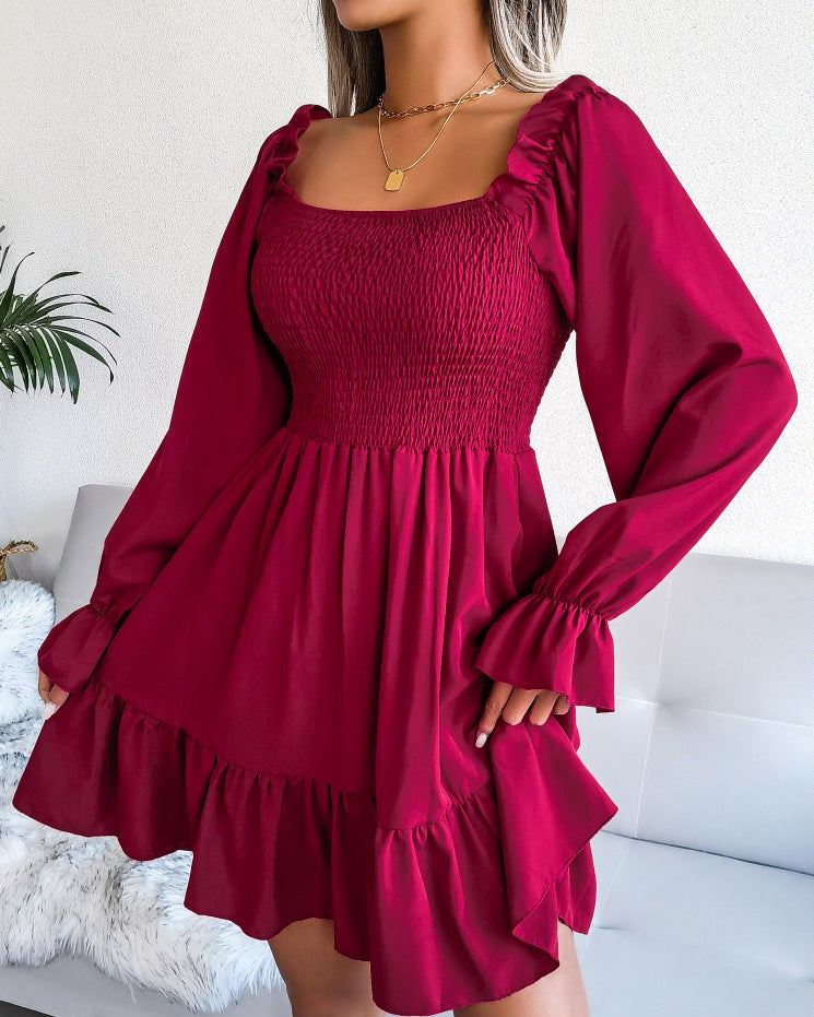 Vestito donna estivo rosso vino, scollo quadrato e maniche lunghe a balze. Abito corto svasato per l'estate.