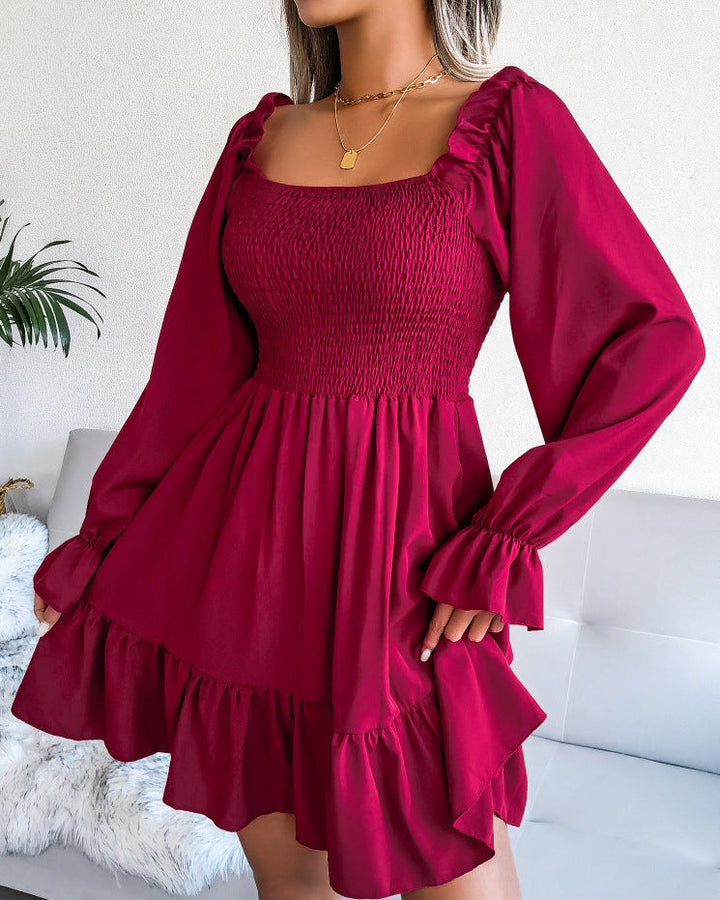 Vestito donna estivo rosso vino, scollo quadrato e maniche lunghe a balze. Abito corto svasato per l'estate.