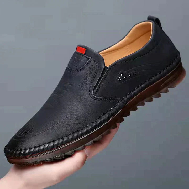 Sneakers uomo con suola antiscivolo garantiscono sicurezza. Scarpe traspiranti perfette per camminata e comfort.