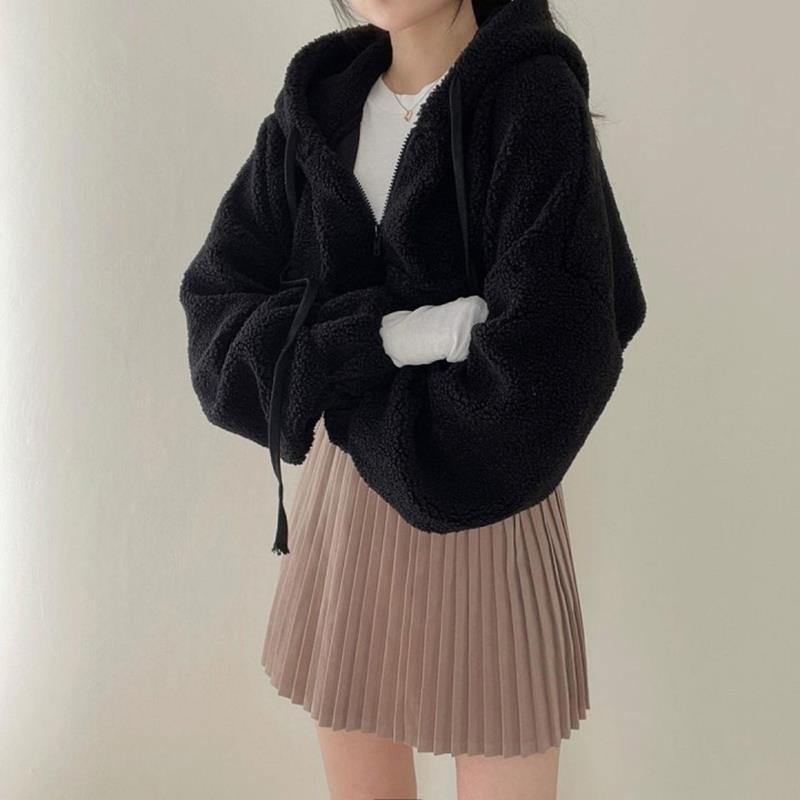 Giacca donna invernale corta, calda ed elegante, con collo alto. Proteggiti dal freddo con stile e comfort.