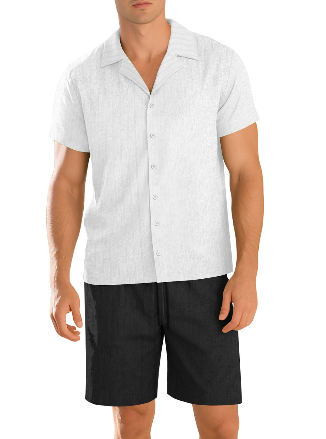 Completo uomo in lino resistente, camicia a maniche corte e pantaloni. Abbigliamento quotidiano estivo versatile.