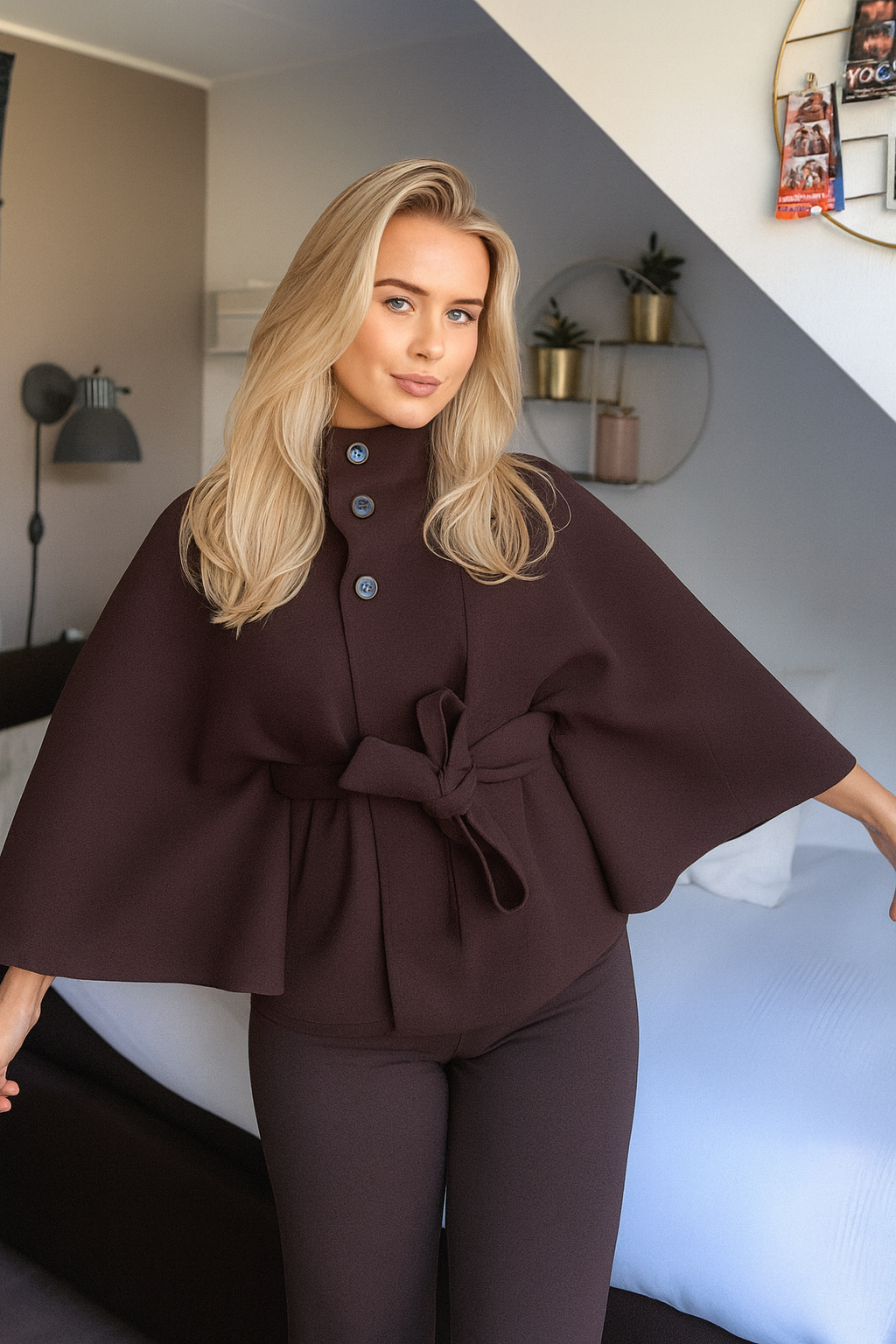 Caldo cappotto donna a mantella, elegante, con collo alto e cintura. Perfetto per l'inverno e la moda femminile.