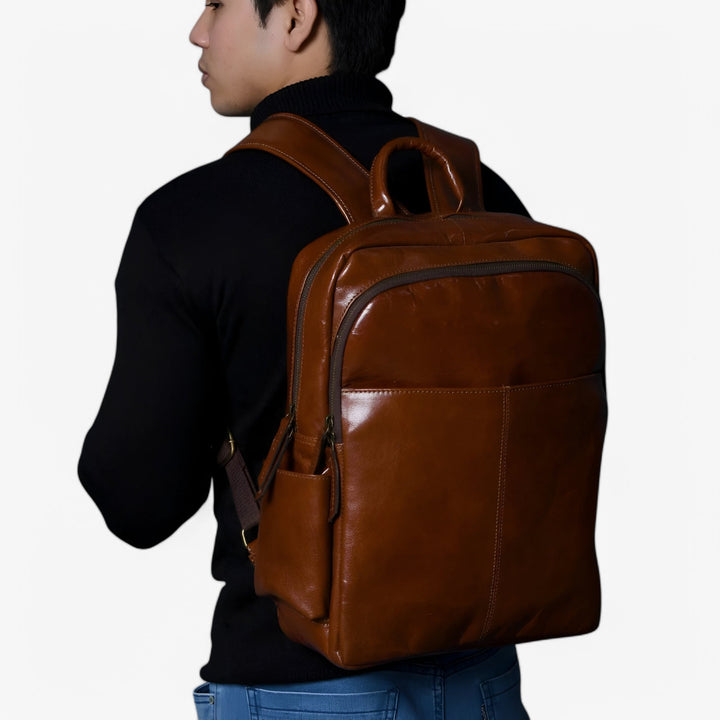 Zaino da viaggio marrone per uomo, capiente e funzionale, stile minimalista.