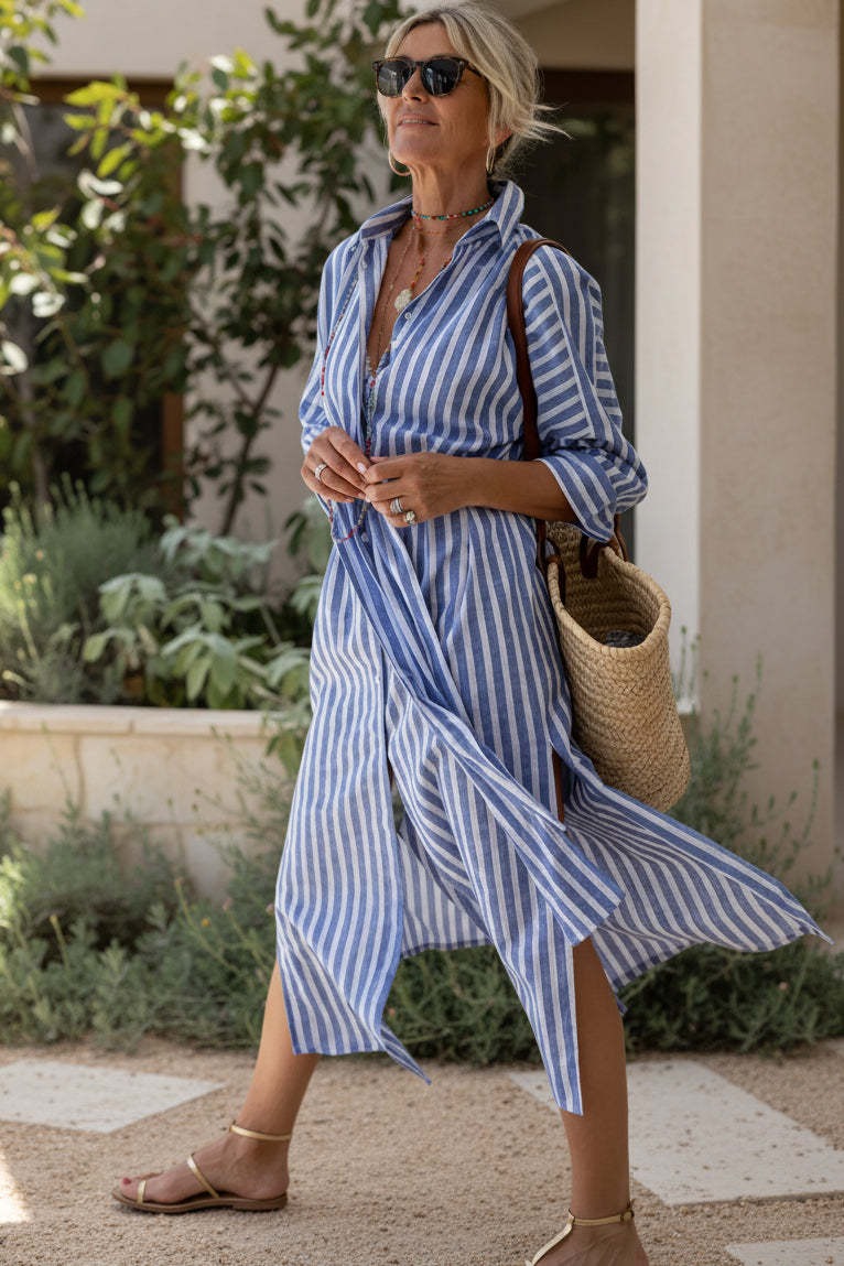 Abito midi donna a righe sottili, elegante con colletto a revers, maniche corte e bottoni. Design moderno e versatile.