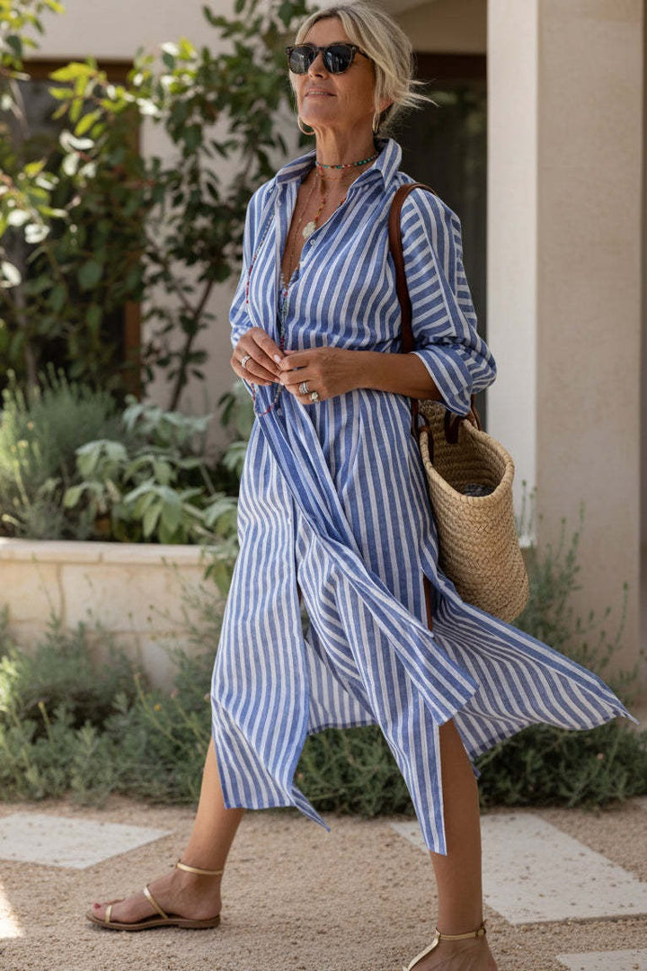 Abito midi donna a righe sottili, elegante con colletto a revers, maniche corte e bottoni. Design moderno e versatile.