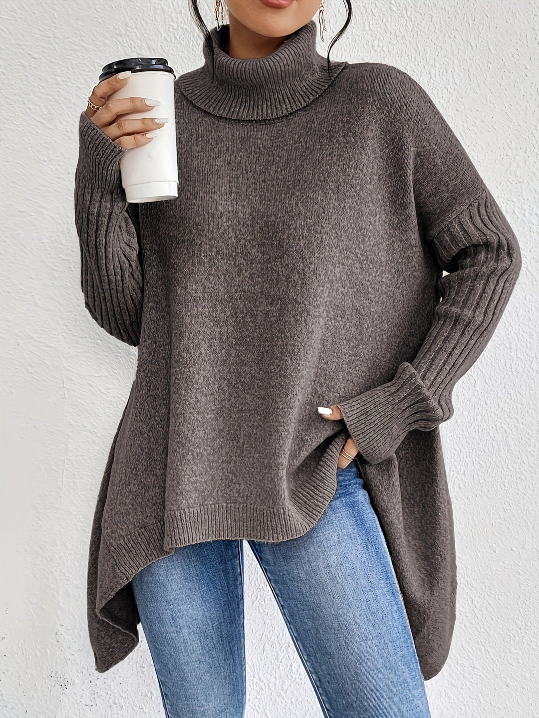 Design irregolare per questo maglione dolcevita donna di tendenza, un capo unico e alla moda.