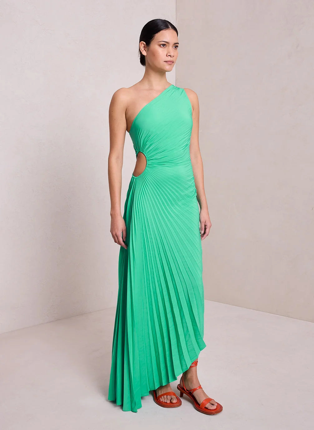 Abito elegante e fluido, monospalla plissettato per donna, versatile e di classe.