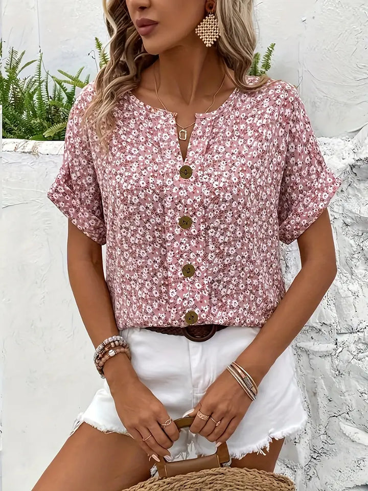 Blusa donna floreale a maniche corte, un capo essenziale per la primavera e l'estate. Versatile, casual ed elegante.