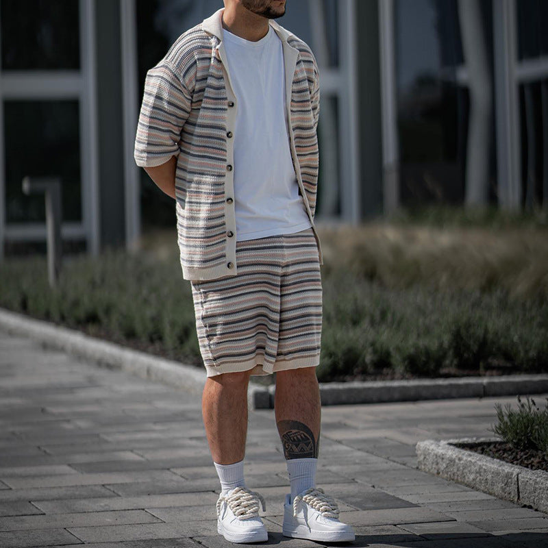 Set estivo uomo beige in due pezzi, maglietta e pantaloncini casual. Ideale per giornate di relax o viaggio.