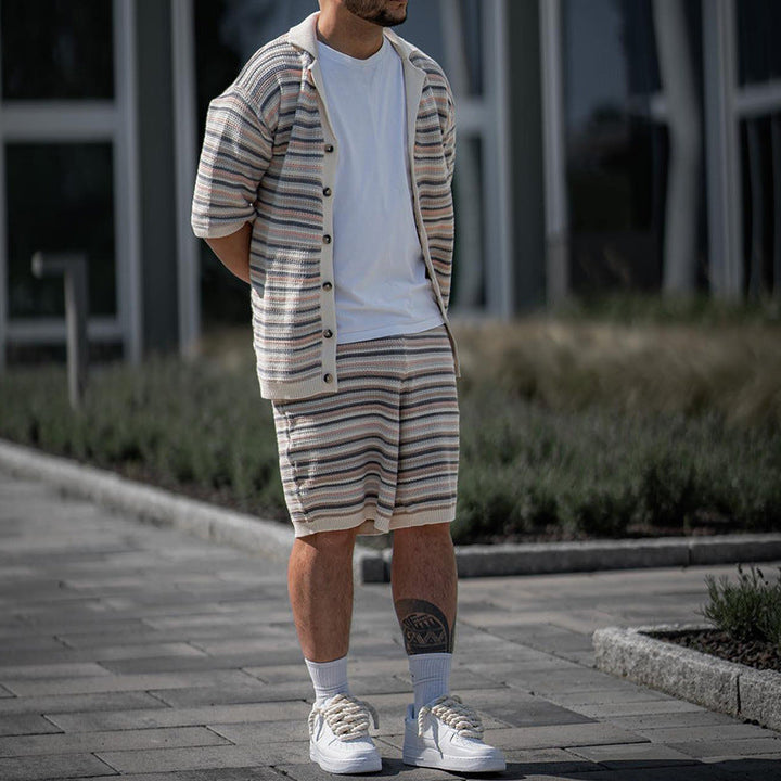 Set estivo uomo beige in due pezzi, maglietta e pantaloncini casual. Ideale per giornate di relax o viaggio.