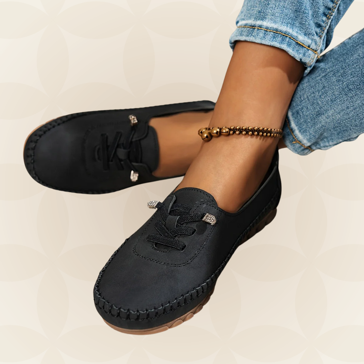 Calzature donna: mocassini neri per piedi sensibili, design slip-on, ideali per passeggio.