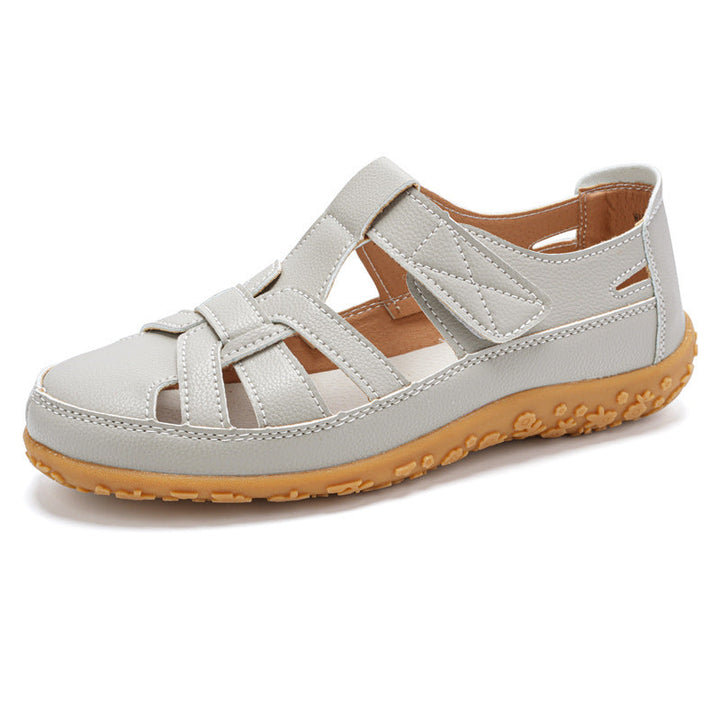 Moda estiva: sandali donna retrò con chiusura a strappo, calzature versatili per look casual e chic.