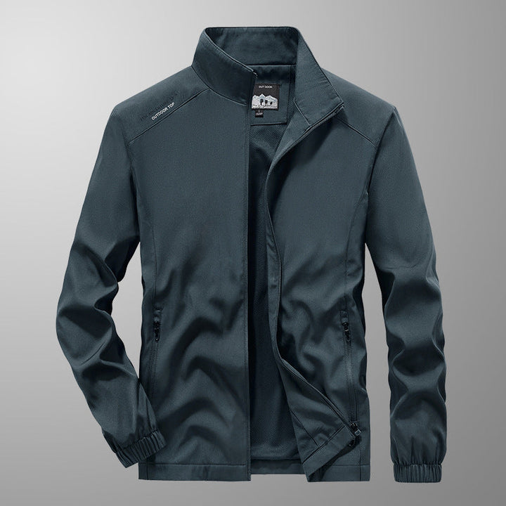 Giacca uomo versatile in cotone con collo alto, vestibilità ampia. Perfetta per uno stile casual comodo.