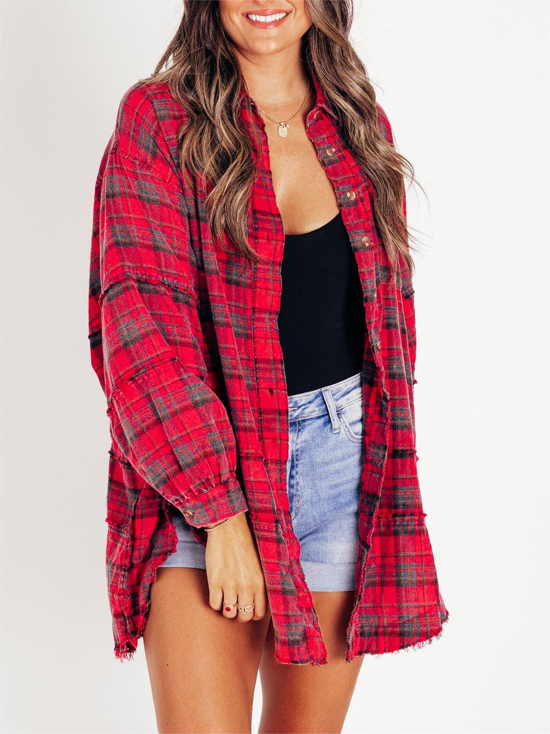 Camicia lunga donna oversize a quadri con bottoni, stile casual moderno e disinvolto.