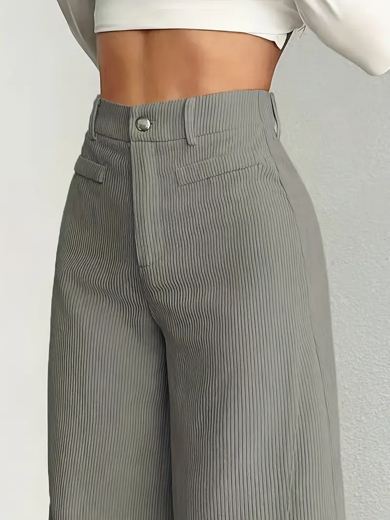 Pantaloni donna con silhouette a gamba larga e vita alta. Slanciano la figura con stile, comfort e versatilità.