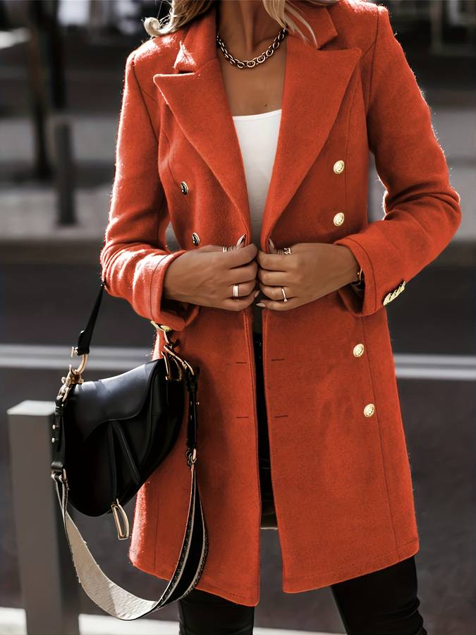 Cappotto lungo donna bianco, doppiopetto, ideale per look eleganti o casual chic invernali.