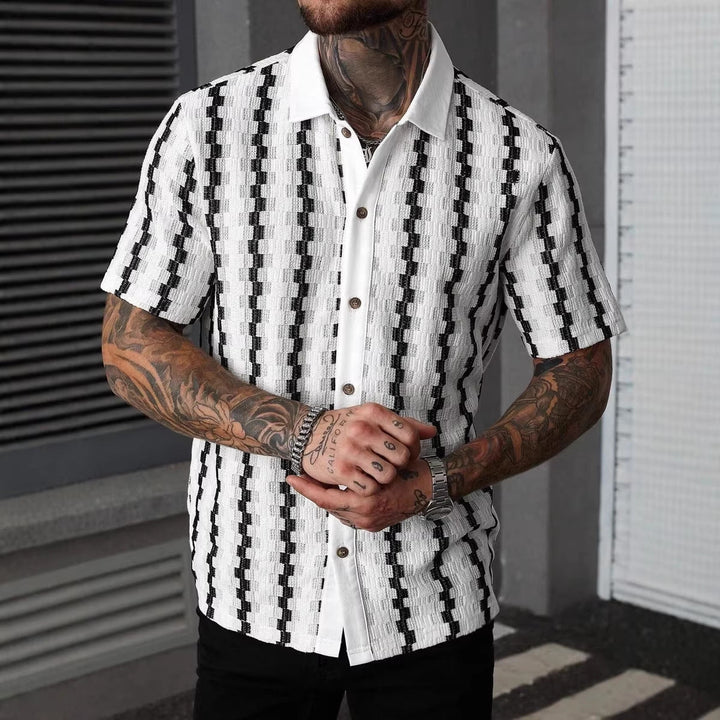 Cardigan uomo slim fit a maniche corte per un look streetwear moderno. Abbigliamento estivo casual e confortevole.
