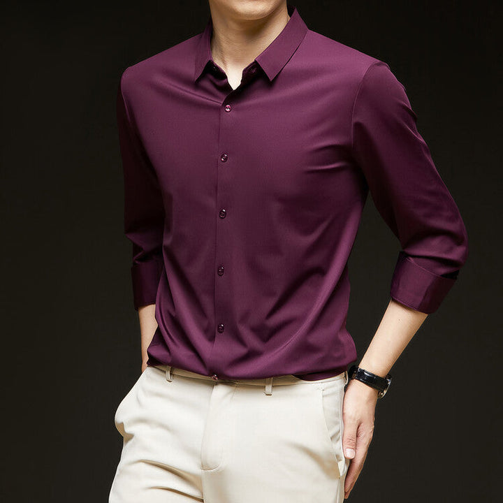 Camicia slim fit da uomo, design moderno e maniche lunghe, essenziale per la moda autunnale.
