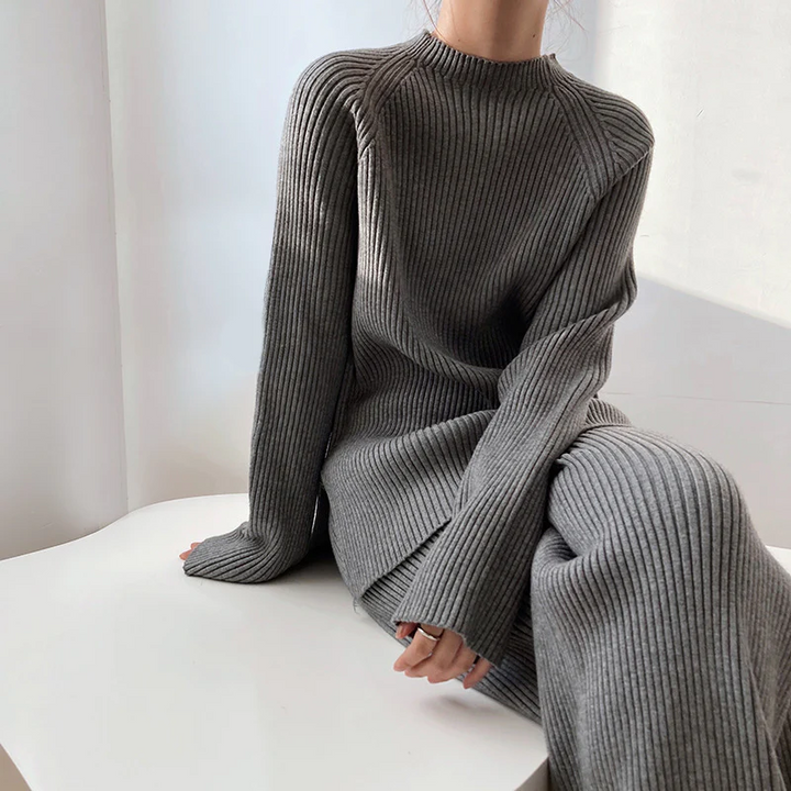 Completo donna due pezzi in confortevole maglia a coste, taglia unica. Maglione oversize e pantaloni ampi.