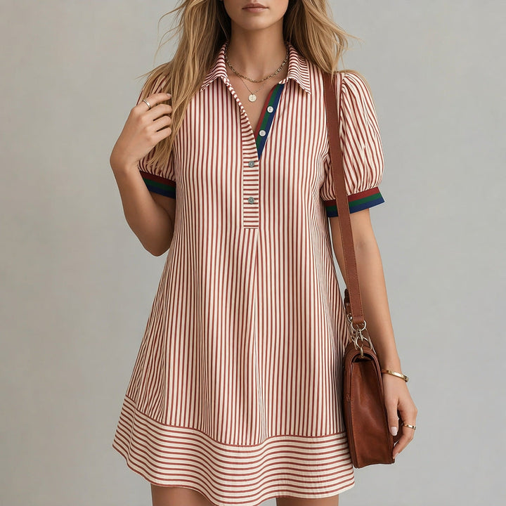 Vestito a righe donna con maniche a sbuffo. Stile elegante e moderno, perfetto per un look sofisticato estivo.