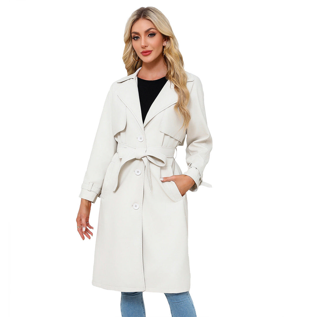 Trench lungo blu navy donna, capo outerwear versatile con cintura e revers. Stile ufficio garantito.