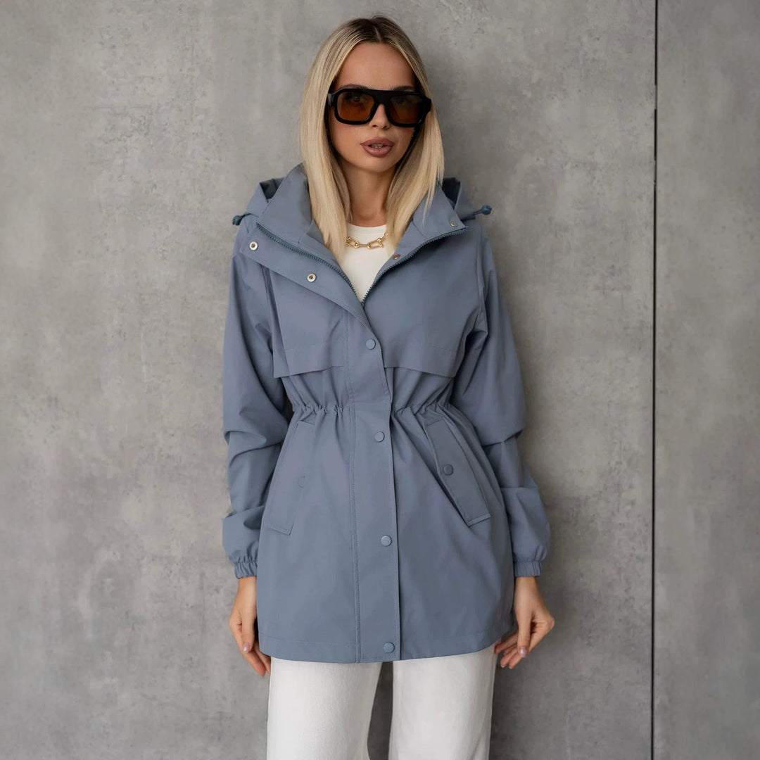 Versatile giacca sportiva donna con cappuccio, perfetta per outfit casual e moda donna in mezza stagione.