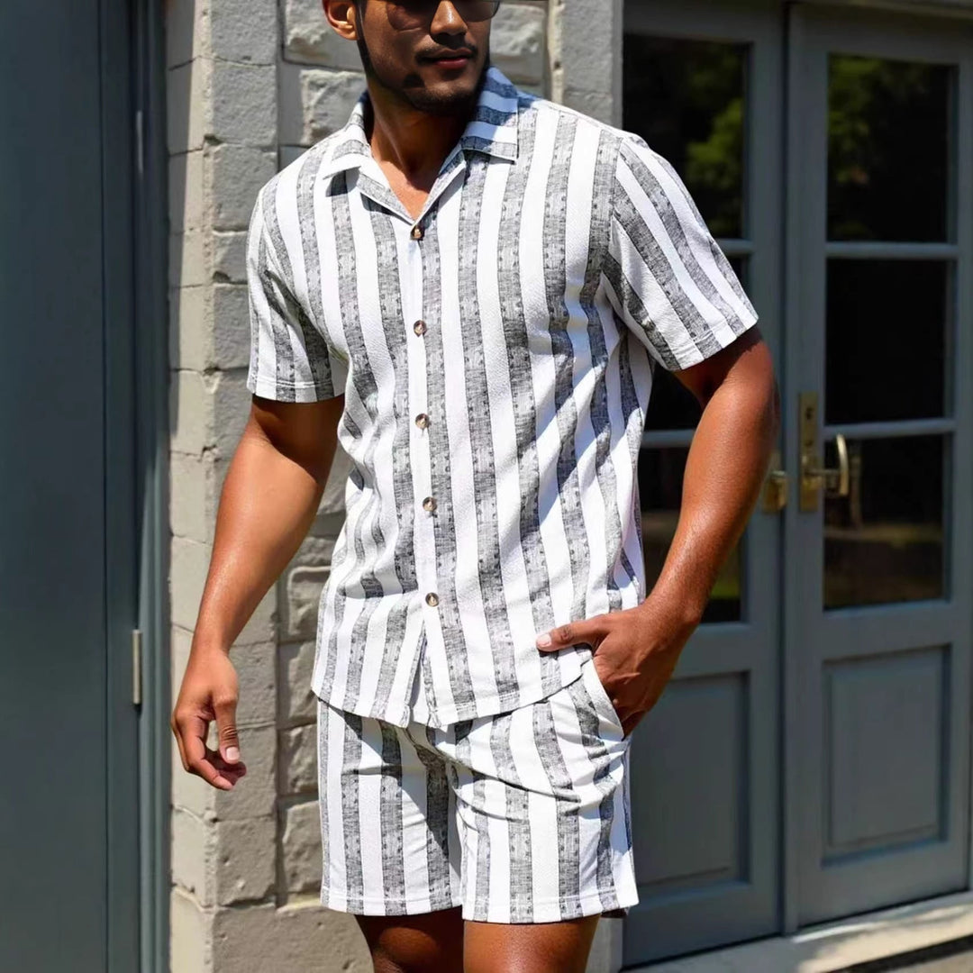 Set estivo uomo bianco coordinato: camicia e pantaloncini. Perfetto per un outfit casual spiaggia o tempo libero.