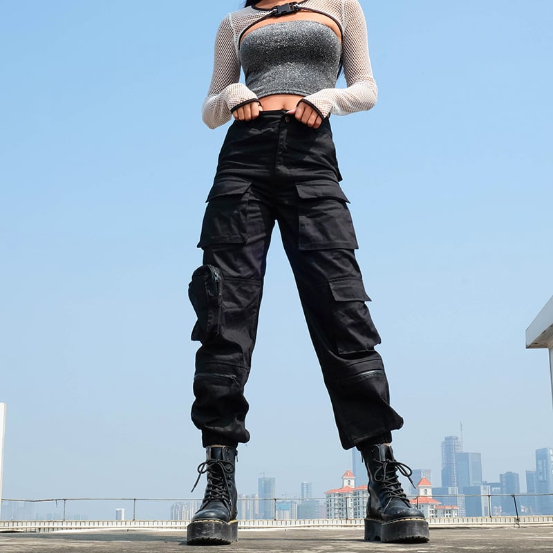 Pantaloni cargo donna neri a vita alta con polsini alla caviglia, tasche. Ideali per outfit casual e streetwear.