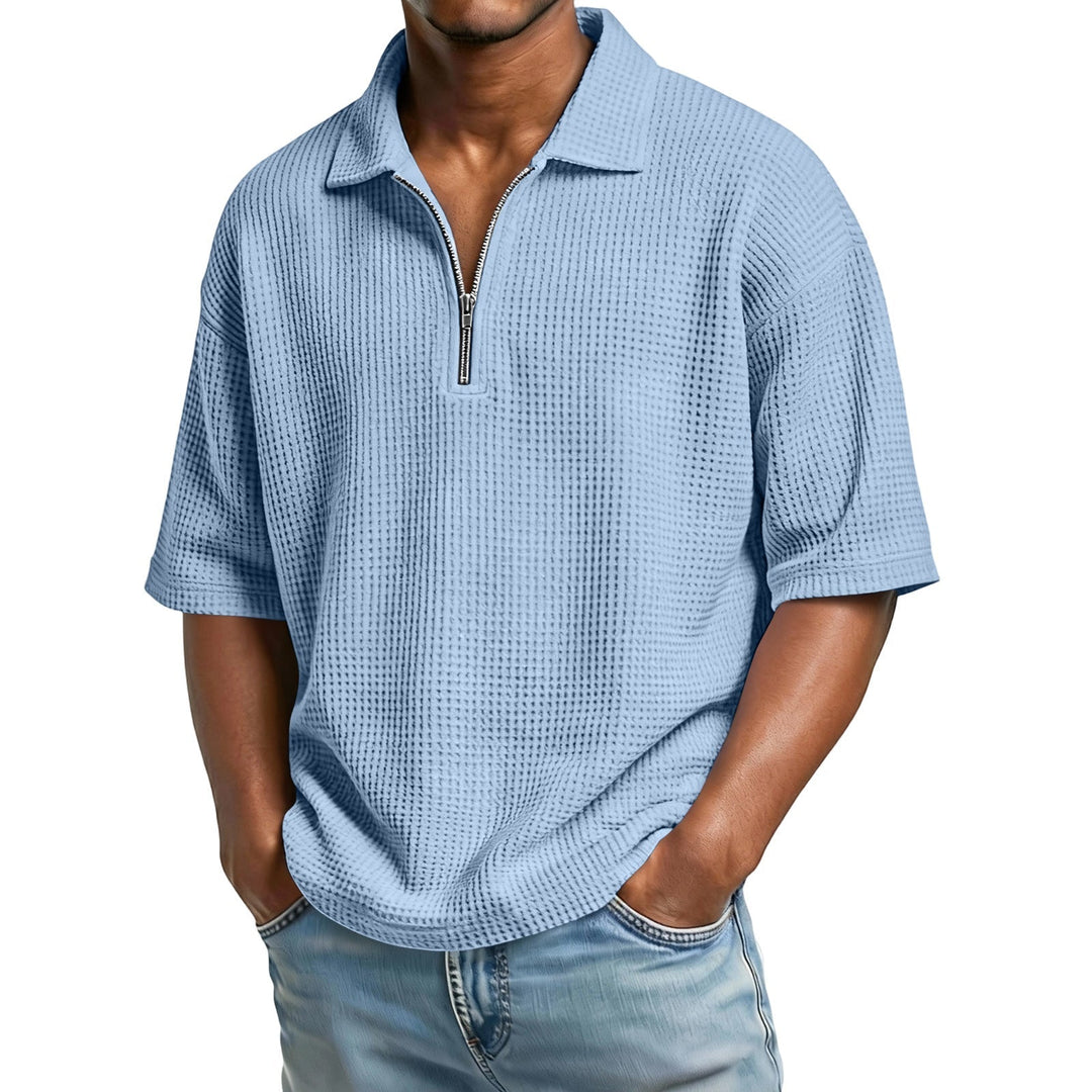 Moda uomo estiva: polo a maniche corte con design a nido d'ape, che aggiunge un tocco di eleganza casual.