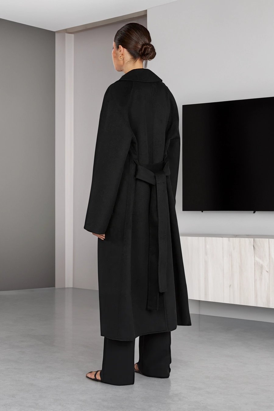 Moda inverno: cappotto donna elegante, caldo, con colletto ampio, ideale per un look casual ma raffinato.