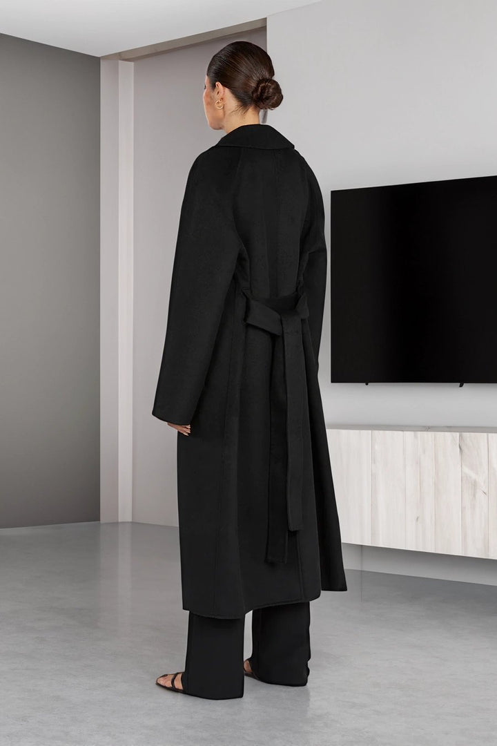 Moda inverno: cappotto donna elegante, caldo, con colletto ampio, ideale per un look casual ma raffinato.